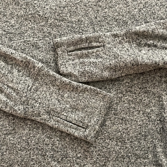 Women's Athleta Lombard long sleeved top size Small. - Picture 3 of 4